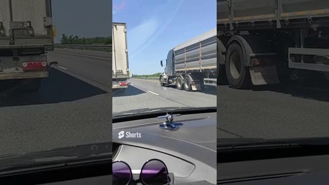 Красавчик дальнобойщик держит обочечников смотреть онлайн