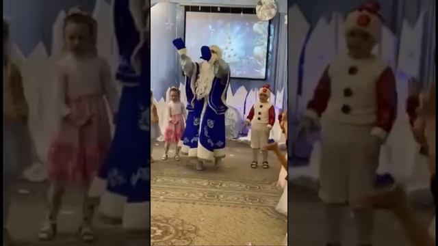 ДЕД МОРОЗ ЗАЖИГАЕТ #shorts смотреть онлайн