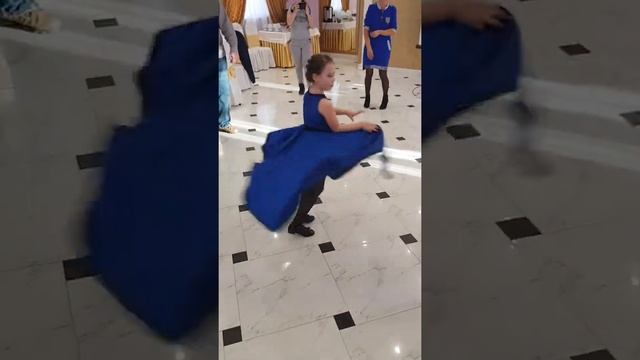 Танец - Между нами тает лед смотреть онлайн