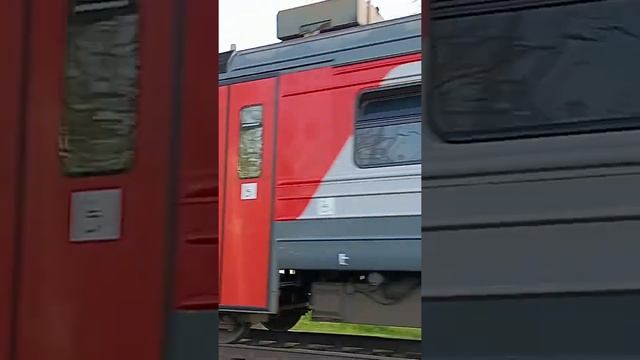 Приветливая бригада ЭД9Э-0055/0054 сообщением Кисловодск—Минеральные Воды #ржд #поезда #жд #эд9э смотреть онлайн