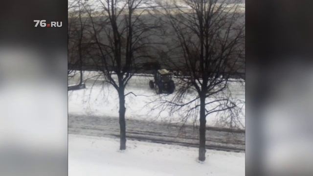 Снег с дороги сбрасывают в Волгу смотреть онлайн