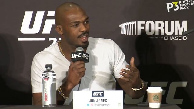 UFC 232 Jon Jones defends steroid accusations...poorly. смотреть онлайн