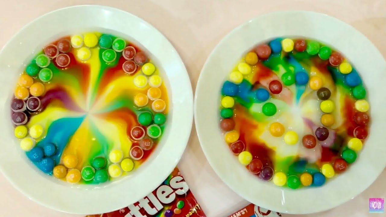 🌈 Радуга из Скитлс и M&M’s Крутой эксперимент с конфетами 🌈 смотреть онлайн
