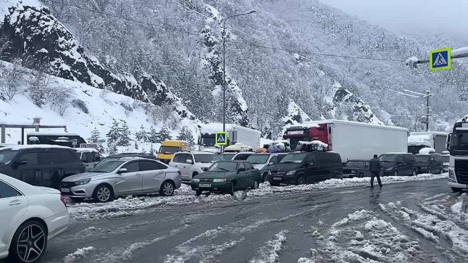 Военно-Грузинская дорога закрыта. Спасатели развернули пункты обогрева на КПП «Верхний Ларс» смотреть онлайн