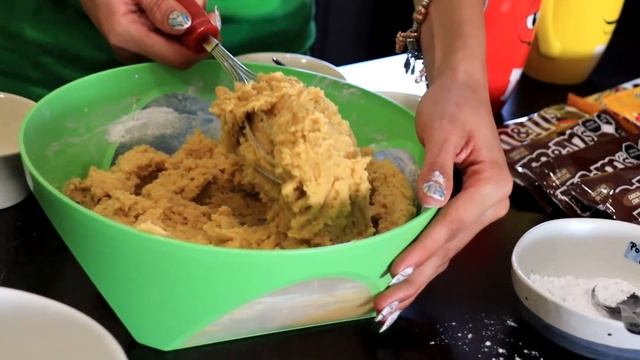 Intentamos hacer una GALLETA GIGANTE de M&M's 🍪🍫 смотреть онлайн