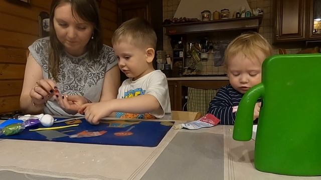 Боря делает новогодний шар смотреть онлайн