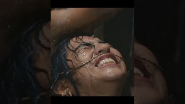 THIS WOMAN IS GIVING BIRTH IN THE WATER смотреть онлайн