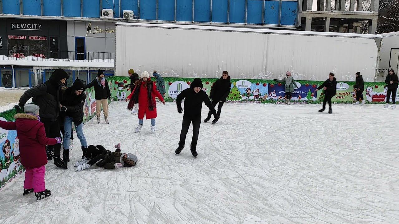 Каток в центре Бельц - падения здесь чаще всего вызывает смех! смотреть онлайн