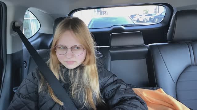 ВЛОГ Алиса снова ходит на ПЛАВАНЬЕ / Выбираем купальник и шапочку для плаванья ! смотреть онлайн