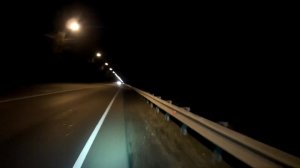 Хорошо освещенное шоссе. Фара светит на 200 люмен.