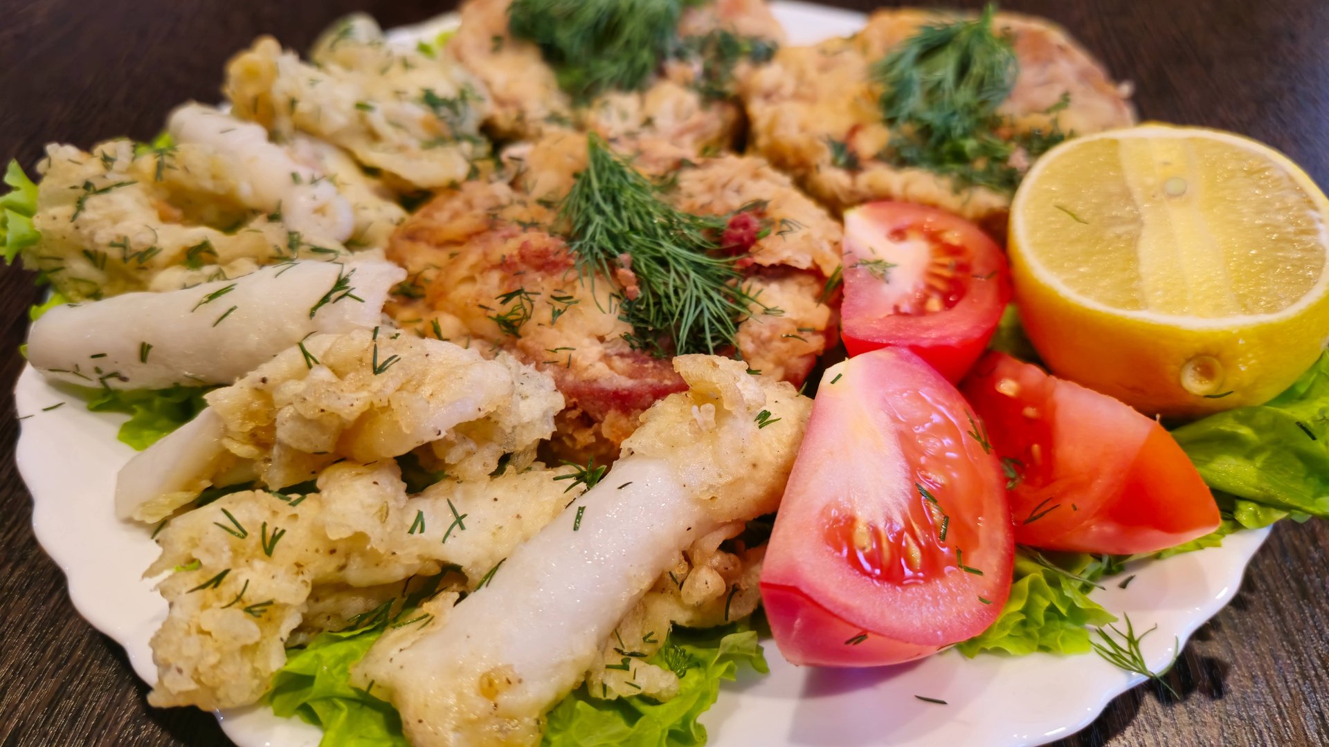 Мясо Тунца и Кальмара в казане на плите. смотреть онлайн