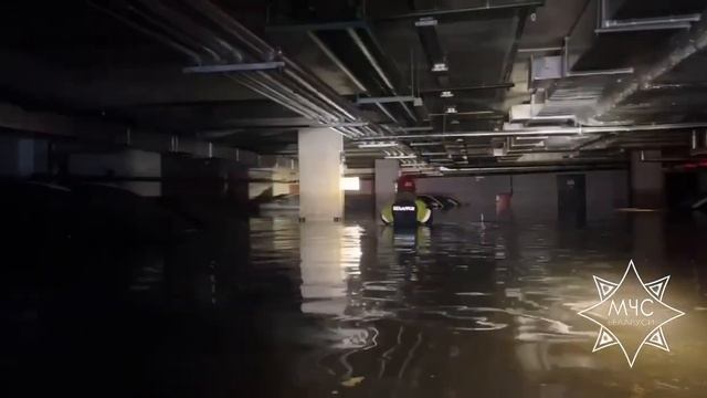 Видео МЧС Беларуси. Спасатели откачивают воду из подземного паркинга в Минске смотреть онлайн