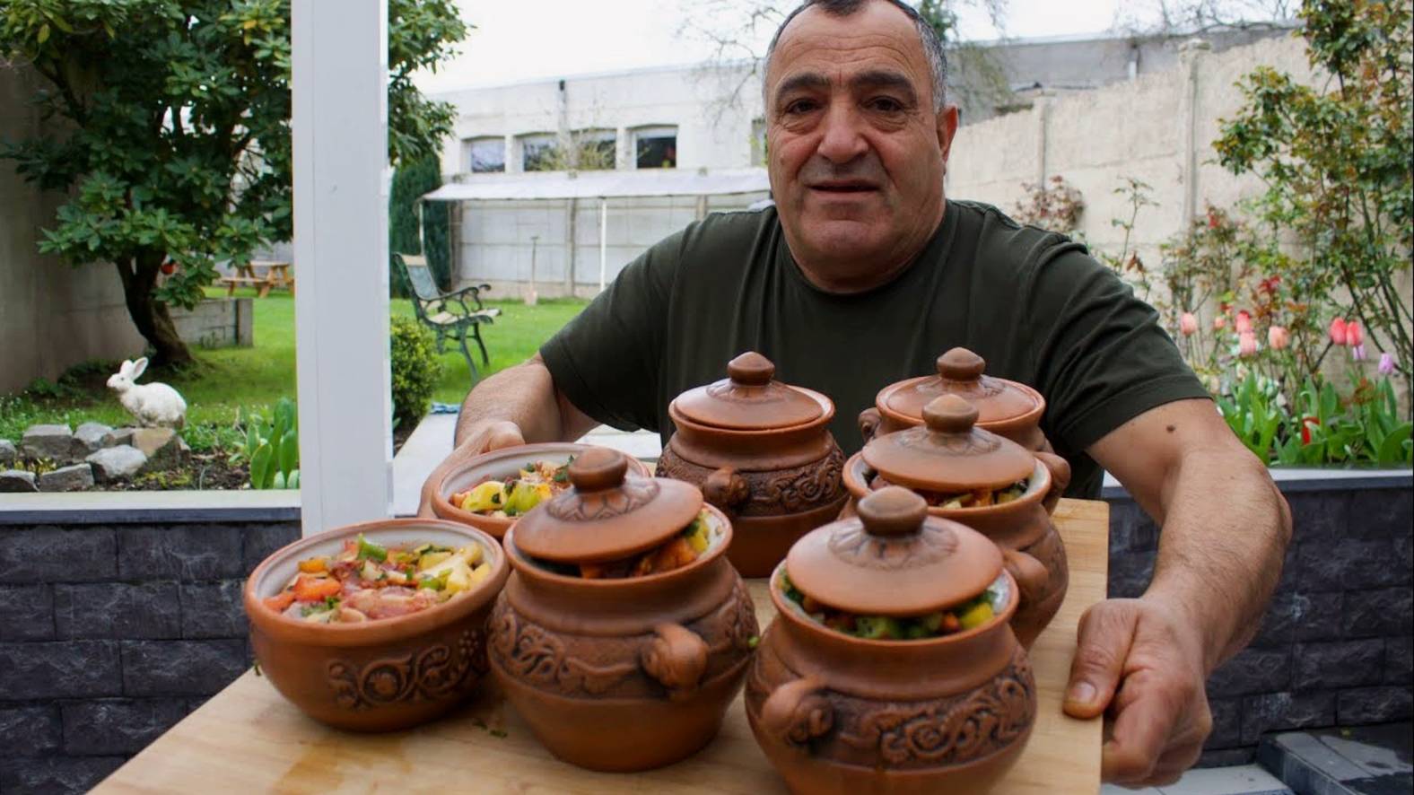 Жаркое из курицы и баранины в горшочках приготовленное в духовке. Вкусное мясо с картошкой и овощами смотреть онлайн