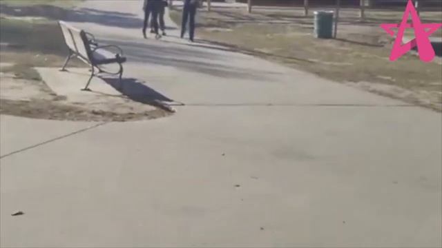 Smiling Selena Gomez looks as stylish for lunch date in Los Angeles! смотреть онлайн