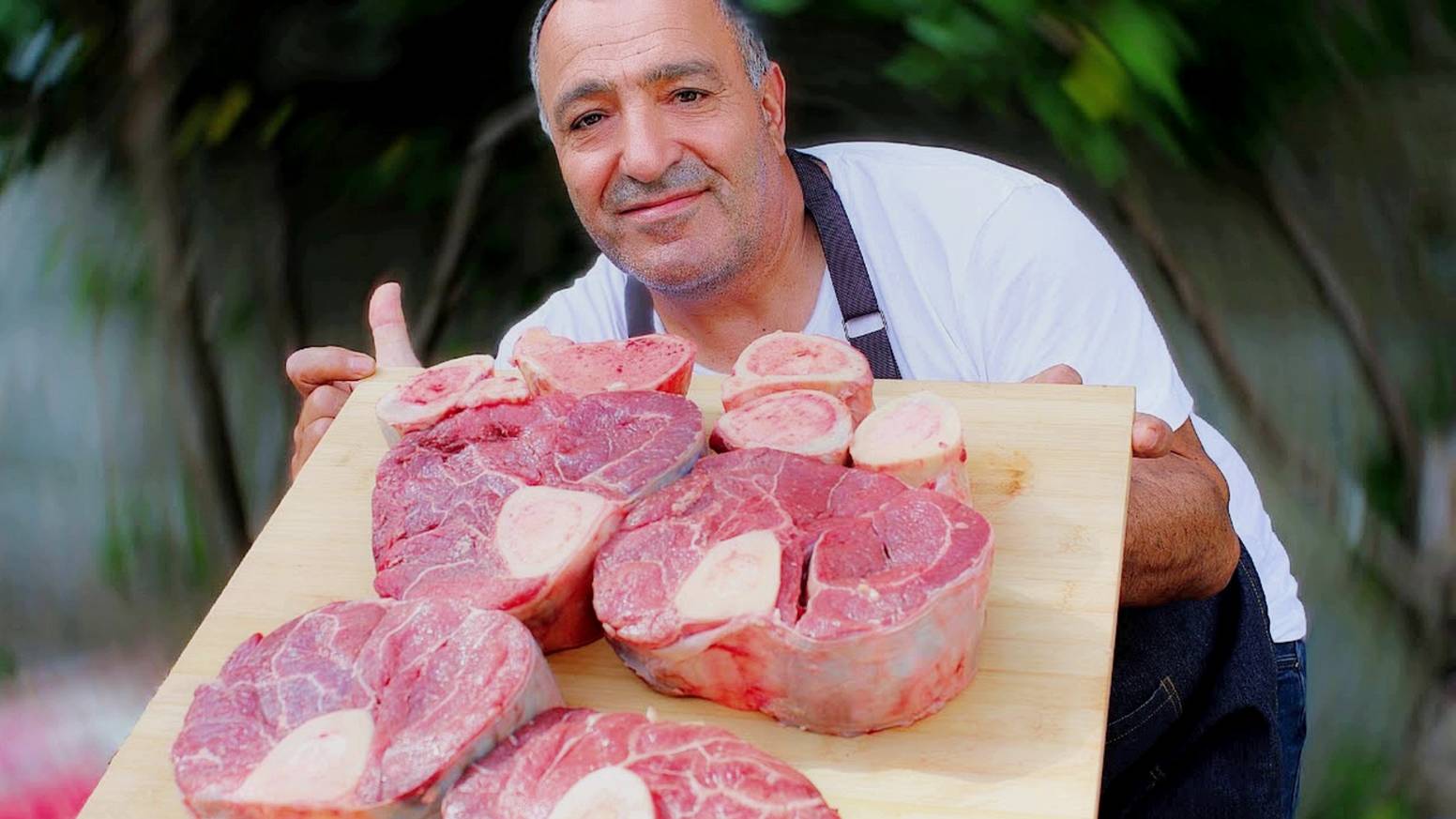 Приготовил мясо, которое просто тает во рту! Вкусное мясо с картошкой и овощами в казане на костре смотреть онлайн