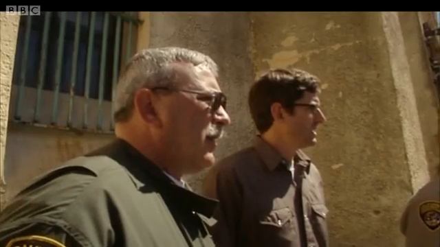 Louis talks to prison guards - Louis Theroux - Behind Bars - BBC смотреть онлайн