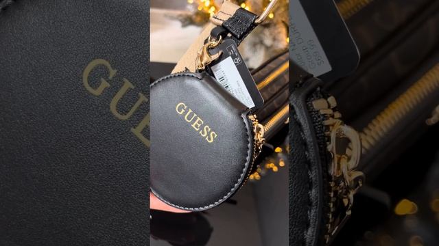 Распаковка сумки GUESS Durfee Signature Mini Dual-Zip Crossbody (natural) смотреть онлайн