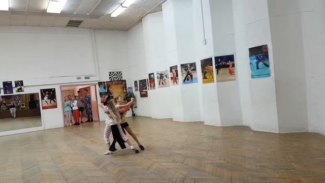Атмосфера и тренировки в ТСК "Людмила" (Александра Чижик и Алексей Шабан - Квикстеп) смотреть онлайн
