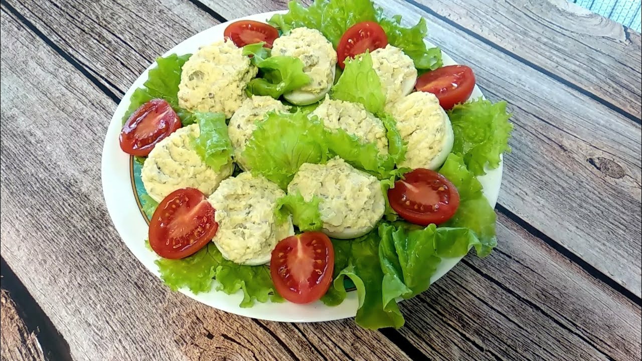 Яйца фаршированные начинкой из курицы. Простой рецепт на праздник. смотреть онлайн