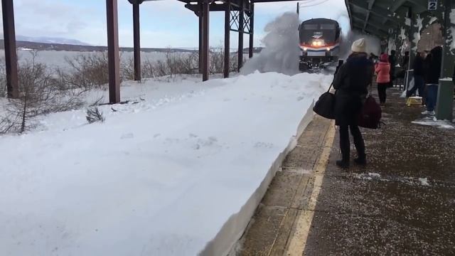 Поезд таранит снег на большой скорости смотреть онлайн