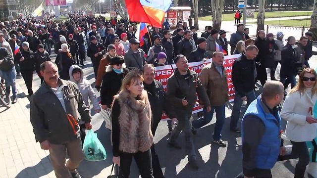 Шествие пророссийских митингующих по ул. Артема в Донецке 30 марта смотреть онлайн
