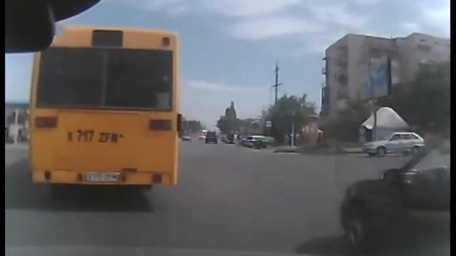 Поворот со второй полосы обычное дело в Шымкенте смотреть онлайн