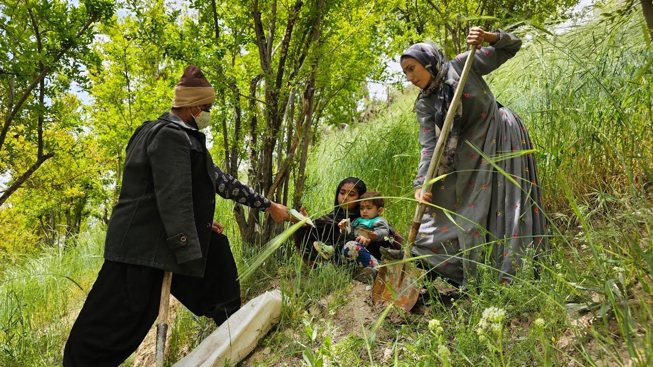 Working in the garden to save the legs of the one-year-old baby Anahita смотреть онлайн