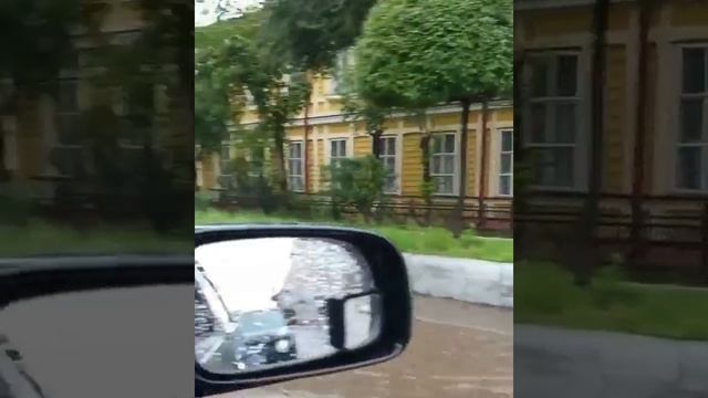 Жители Читы переходят улицу после очередного ливня смотреть онлайн