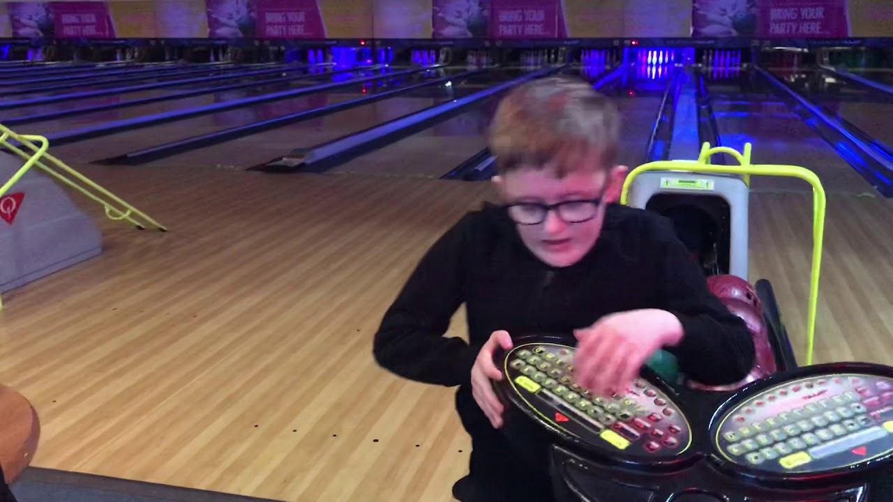 Kiddo at AMF Bowling смотреть онлайн