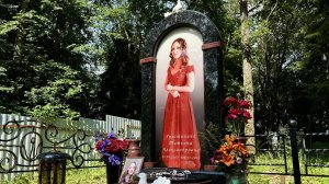 Памятник со стеклом из Лезниковского гранита и Лабрадорита