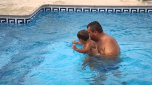 Купание в бассейне с папой