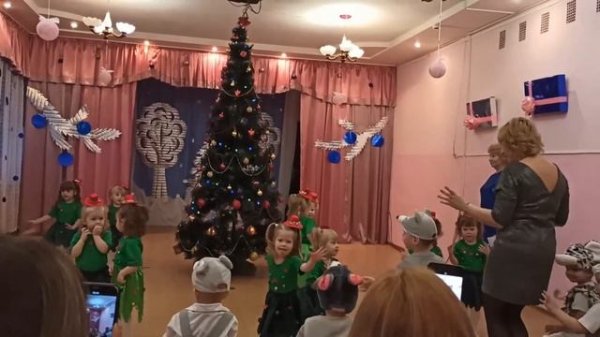 Танец " Елочек " во 2 младшей группе.