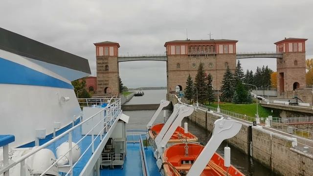 Шлюз рядом с Рыбинской ГЭС смотреть онлайн