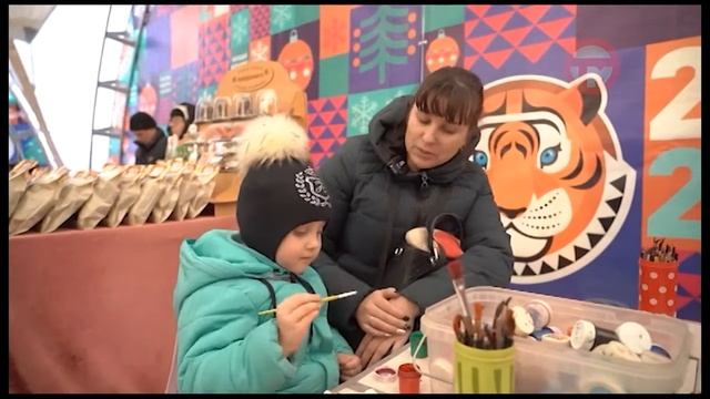 В большом шатре на центральной площади Уссурийска ежедневно проводят мастер-классы смотреть онлайн