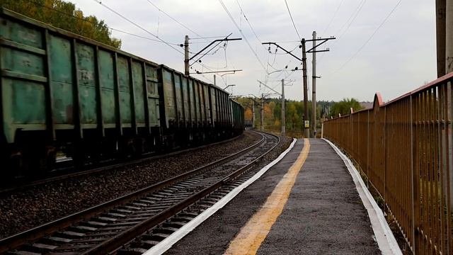 Электровоз ВЛ11 в составе грузового поезда входит в поворот смотреть онлайн