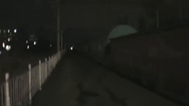 ЕЛЕКТРОВОЗ ВЛ80К-408 С ГРУЗОВОМ ПОЕЗДОМ КИІВСЬКА РУСАНОВКА ТИФОН ГУДОК СВИСТОК смотреть онлайн