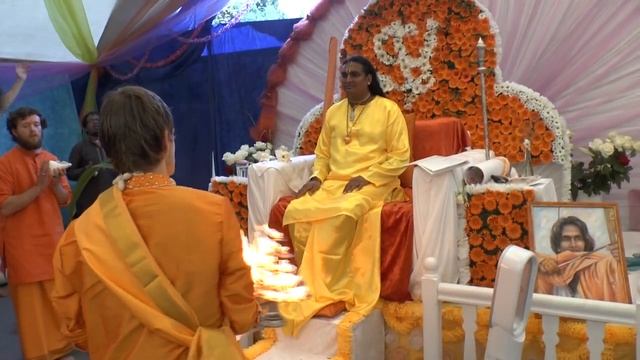 Gurupurnima 2013 with Paramahamsa Vishwananda - 22nd July, 2013 смотреть онлайн