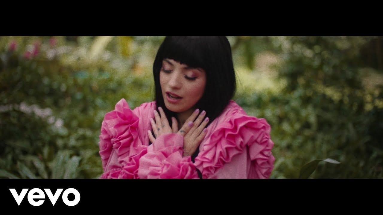 Mon Laferte - Amigos Simplemente смотреть онлайн