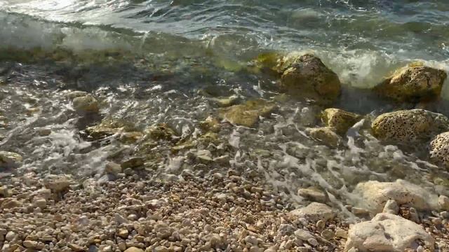 Берег Моря с волнами в солнечный день с прозрачной водой, с камушками, с морским шумом смотреть онлайн