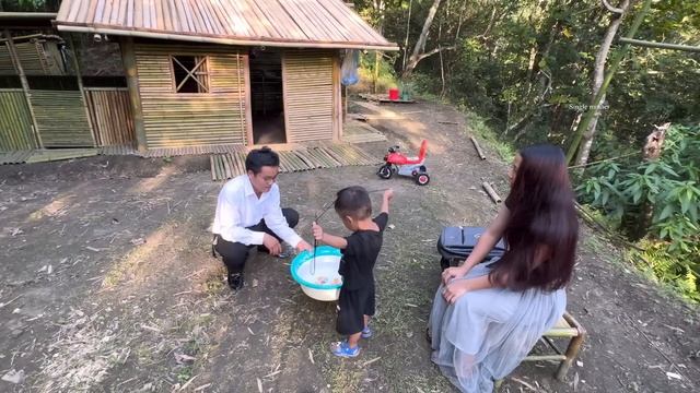 Kind man helps 80 year old man - single mother confused by two men смотреть онлайн