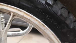 Лайфхак, если не встала покрышка 2.75-17 на обод колеса мопеда со всех сторон ровно.