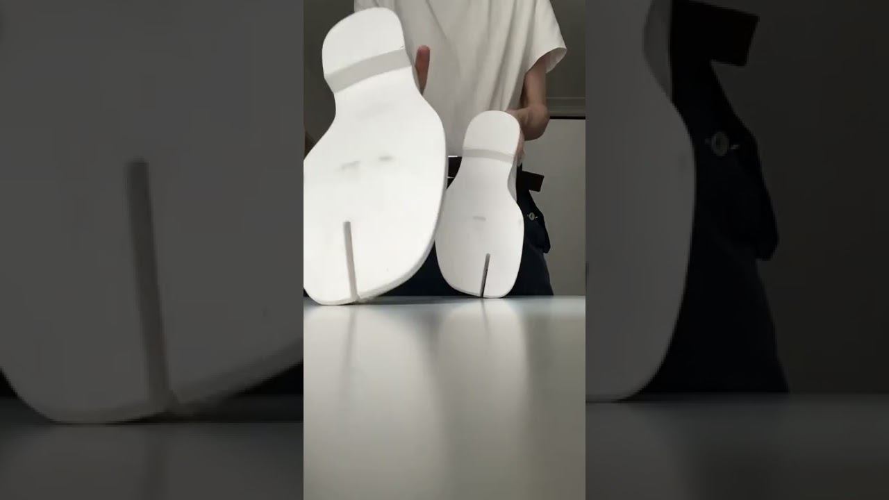 Unpacking Margiela tabi shoes смотреть онлайн