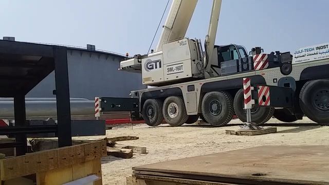 Terex Demag 160 on Outrigger/ Ready for lifting. Windspeed is High 45kph. CranE operators life. смотреть онлайн