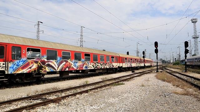 БВ 3622 с 80 044/ БВ 8610 с 80 053 и ПВ 10112 с 44 138 пристигат на Централна ЖП гара - София... смотреть онлайн
