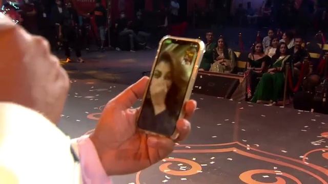 Shabir Ahluwalia video calls Sriti Jha, as he attends the award function without her for first time смотреть онлайн