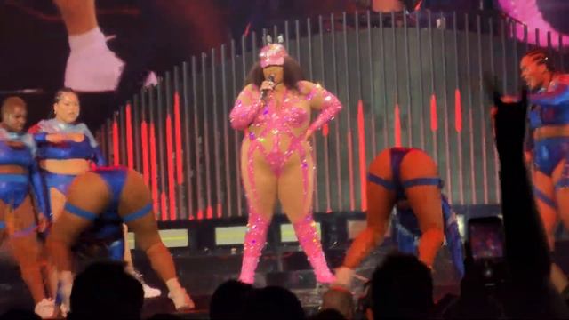 Tempo by Lizzo - October 7th, 2022 - Scotiabank Arena, Toronto смотреть онлайн