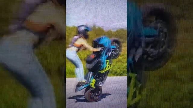 девушка исполняет трюки на мотоцикле #shorts ⚓️-⚓️#moto смотреть онлайн