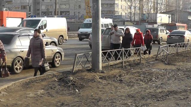 08.04.2015 Люди идут к остановке транспорта. На Фучика 00079 смотреть онлайн