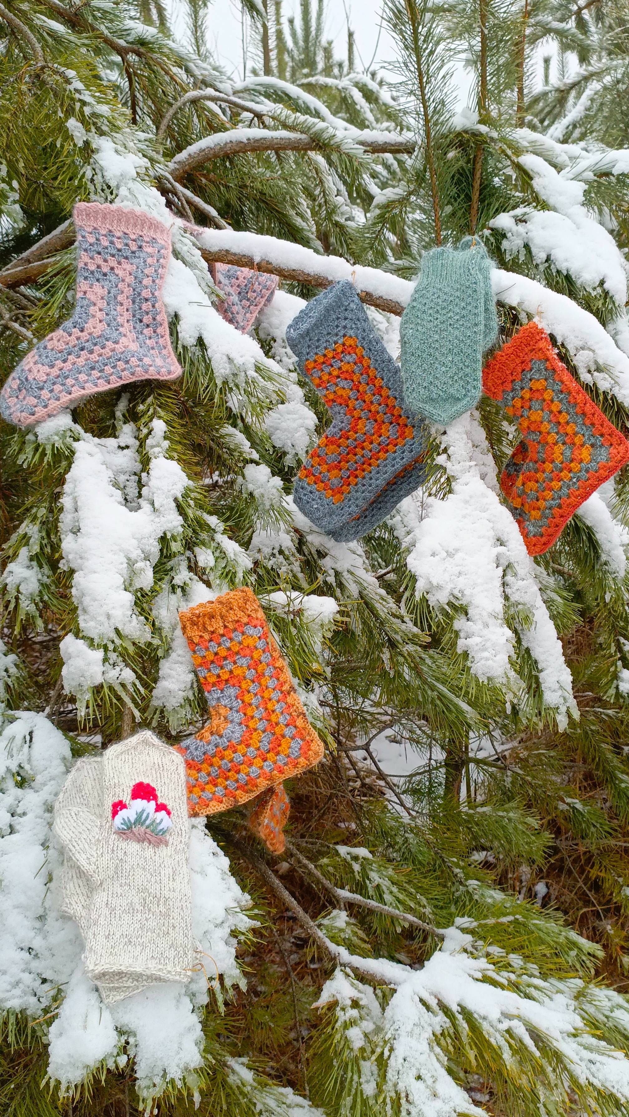 Выход в свет ! Носочки и варежки покрасовались на елочке . смотреть онлайн