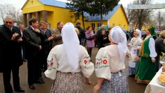На Празднике труда в Астапово дарили кур и петухов смотреть онлайн